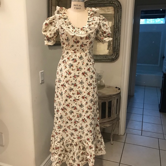 Dresses & Skirts - Perfect floral princess vintage gown 🌿